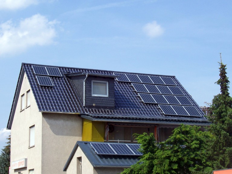 Wohnhaus mit vollflächiger Photovoltaikanlage auf dem Dach