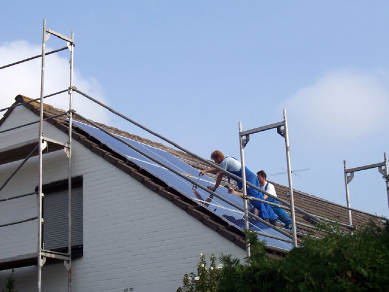 Techniker von Elektro Görich montieren eine Photovoltaikanlage